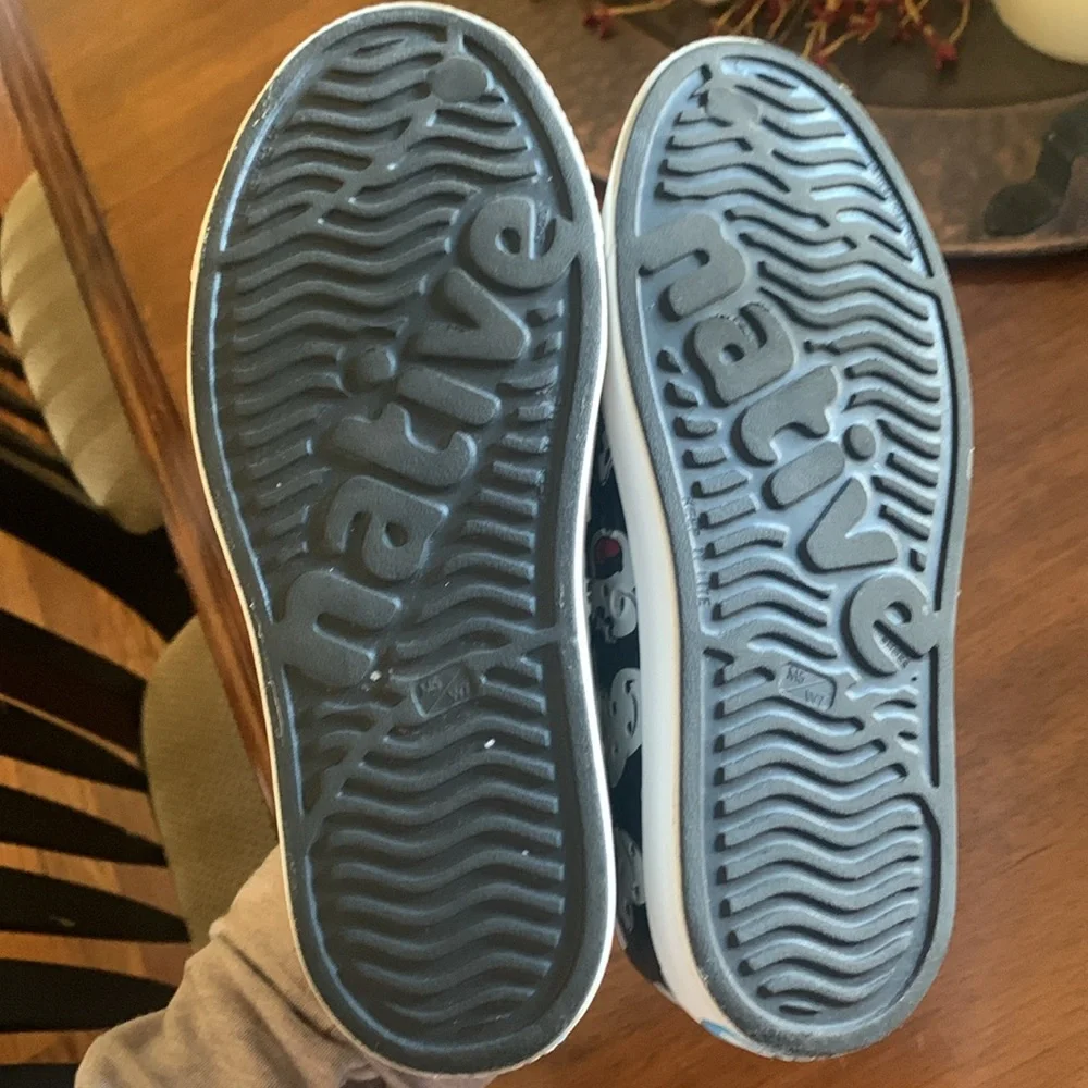 NATIVE DISNEY BLACK MICKEY UNISEX SHOES WOMENS 7 MENS 5